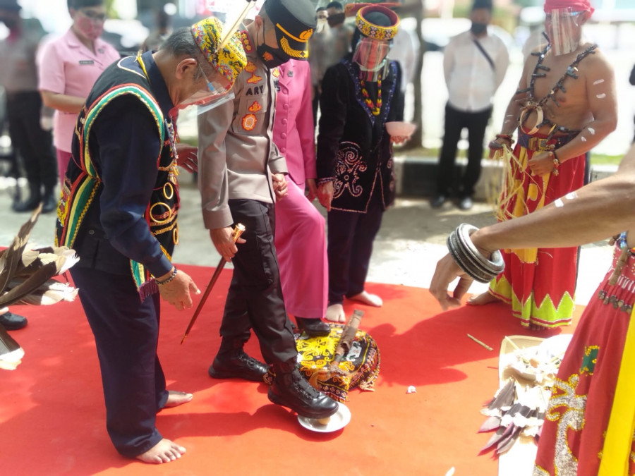 Penyambutan Kapolresta Samarinda Kombes Pol Ary Fadli saat menginjak telur sebagai tradisi kebesaran seorang pemimpin Kamis (6/1/2021) hari ini.(Foto:Nancy/korankaltim.com)