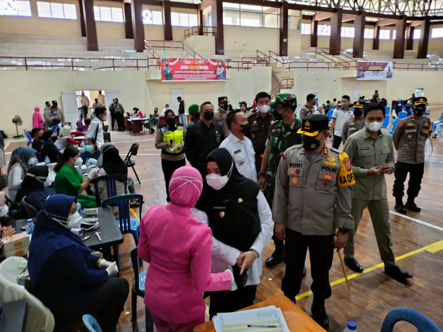 Segenap Forkopimda Kabupaten Paser saat melaksanakan peninjauan dinlokasi Gebyar Vaksinasi Covid-19. ( Foto: oto : Dwi Cahyo / Korankaltim.com )