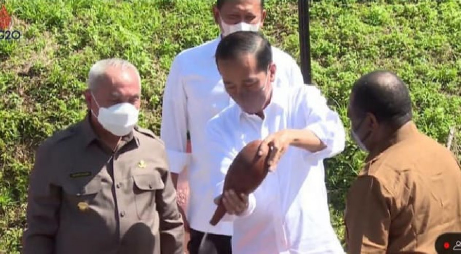 Presiden Jokowi saat memasukkan air dan tanah ke bejana nusantara. (Ist)