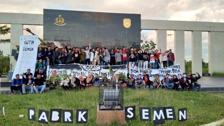 Suasana aksi, berkumpul di bibir monumen saat usai menyampaikan tuntutan.