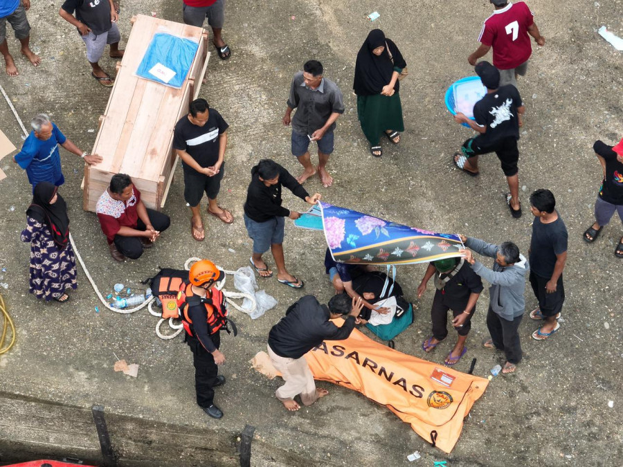 Tim Basarnas saat menemukan mayat Arto di perairan Sungai Belayan. (Foto: Basarnas)
