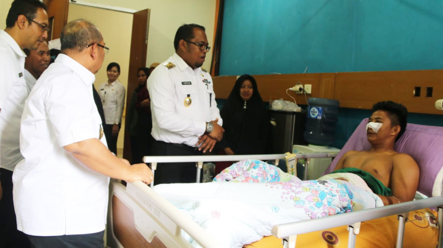 DIBESUK - Bupati dan rombongan membesuk atlet yang cedera.