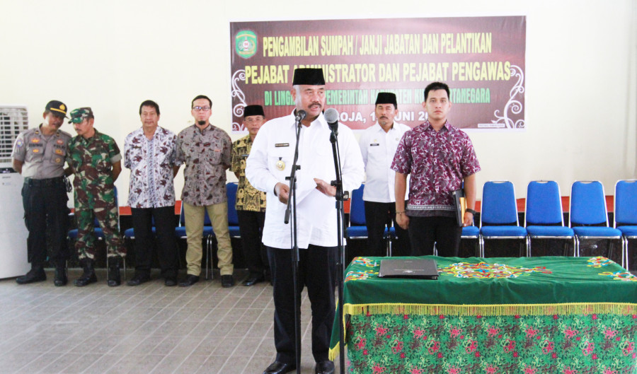 Bupati Kutai Kartanegara Edi Damansyah menyampaikan sambutan saat pelantikan 41 pejabat ( Foto: PROKOM )
