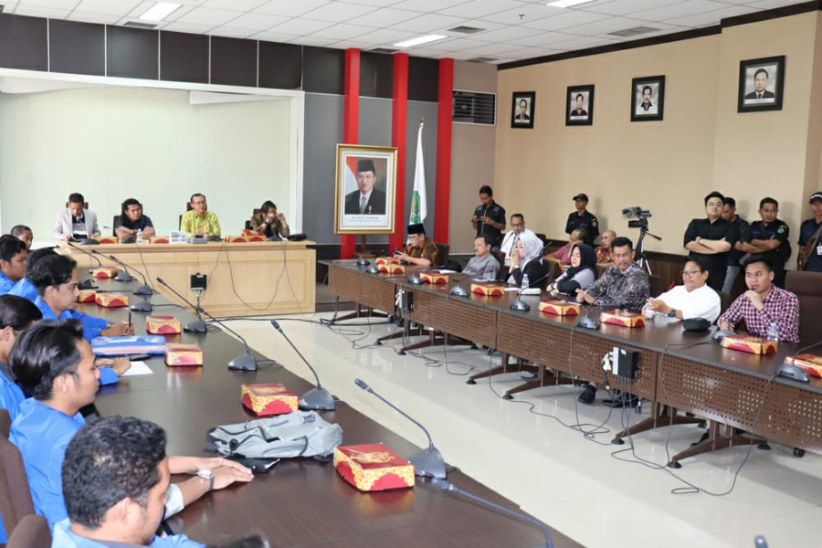 Anggota DPRD Kaltim bersama Mahasiswa Universitas Widyagama saat berdialog dalam rangka penyampaian aspirasi terkait penolakan revisi Undang-Undang KPK dan KUHP, Jumat (11/10), di Kantor DPRD Kaltim.