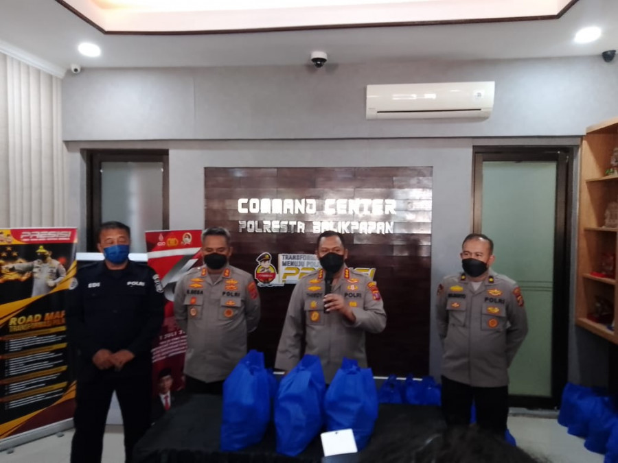 Kapolresta Balikpapan Kombes Pol V Thirdy Hardmiarso kepada awak media membuka kegiatan bagi sembako kepada puluhan awak media di Mapolresta Balikpapan Rabu (21/9/2022).