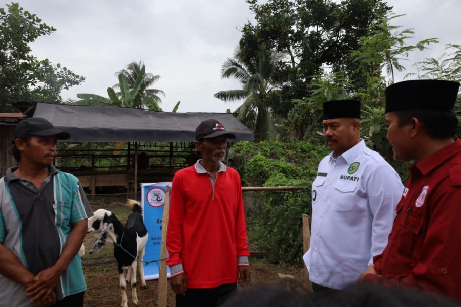 Serahkan bantuan untuk peternak kambing di Desa Mulawarman. (Foto: Prokom)