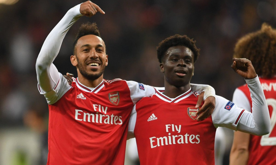 Penyerang Arsenal Pierre Emerick-Aubameyang (kiri) menunjuk pemain muda Bukayo Saka yang menyumbang gol saat The Gunners menghadapi Eintrach Frankfurt. (arsenaltwitter)
