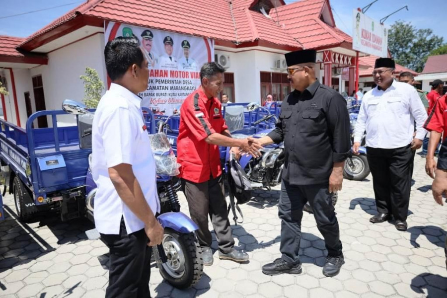 Bupati Edi Damansyah menyerahkan kendaraan angkut sampah di Marang Kayu. (Foto: Prokom)