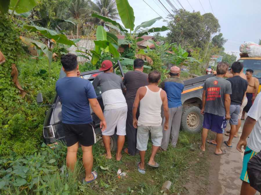 Warga sekitar memeriksa kondisi pengemudi dan penumpang mobil pikap yang dikemudikan Wasito di kawasan Pal 9 Loa Kulu, tadi pagi. (10/2/2022) (foto: istimewa)