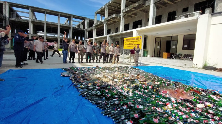 Waka Polresta Balikpapan bersama Forkopimda memusnahkan ribuan botol miras dan puluhan petasan berbagai merk, Kamis (20/4/2023). (David Purba/Koran Kaltim)