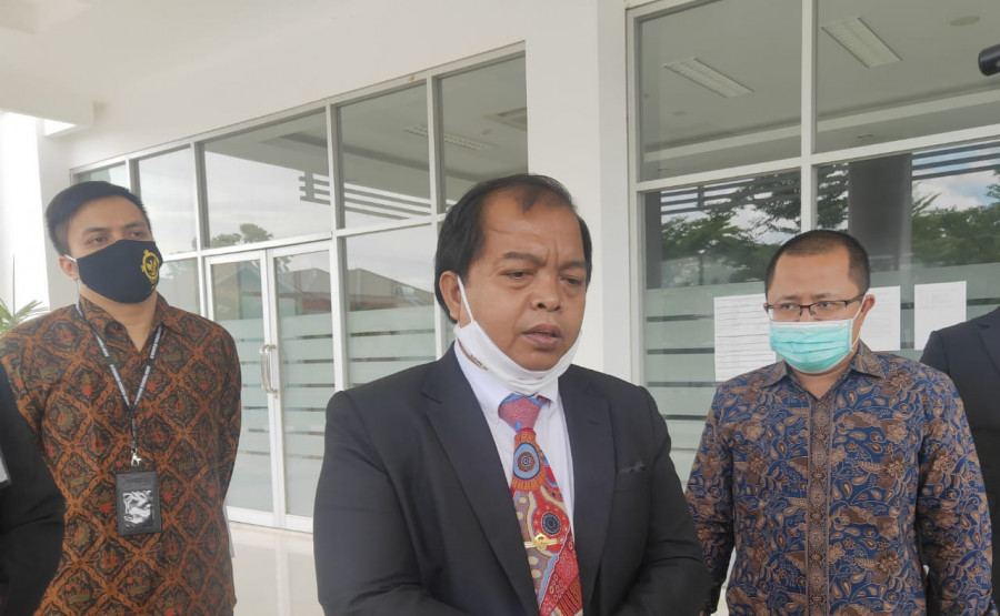 Kepala BPK RI Wilayah Kaltim, Dadek Nandemar (tengah) saat menjawab pertanyaan awak media (permata/korankaltim,com)