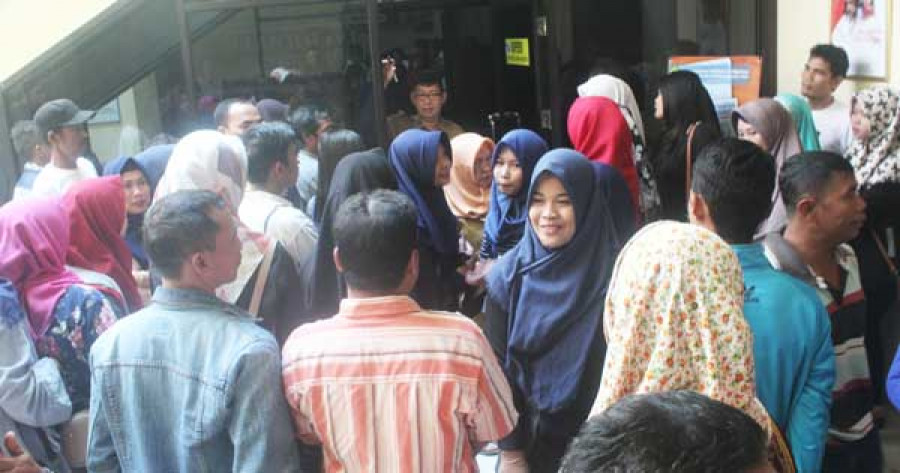 DIPENUHI WARGA: Disdukcapil Kukar dipenuhi puluhan masyarakat yang ingin melakukan perekaman KTP-el, Senin (25/6) pagi.