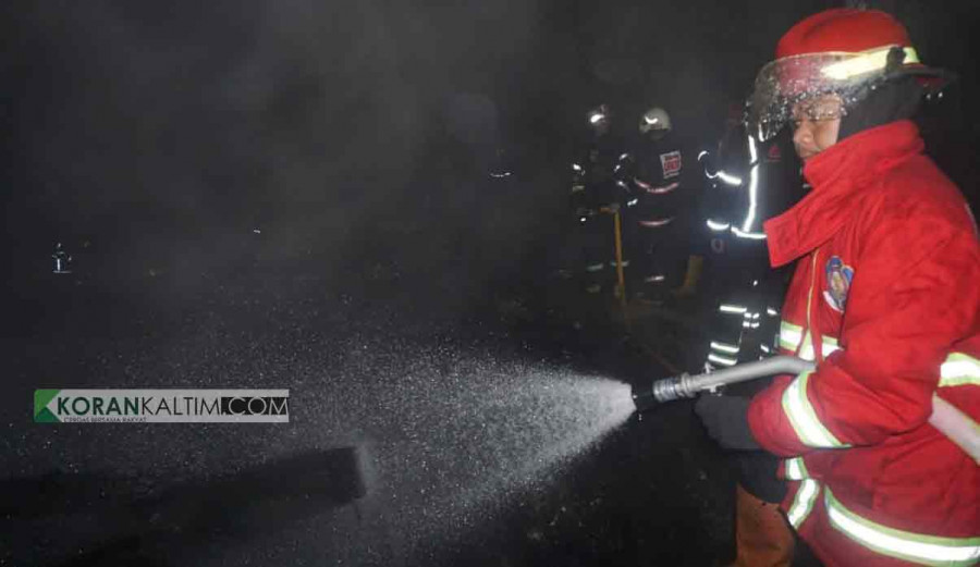 Petugas Disdamkar Kota Samarinda, PMK Swasta dan relawan Samarinda saat melakukan penyemprotan area bangunan yang terbakar Kamis (3/6/2021) dini hari tadi. (Foto:Nancy/korankaltm.com)
