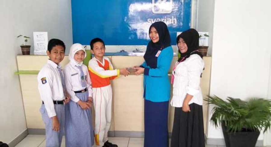 Penyerahan uang hasil penggalangan dana ( heri / korankaltim )