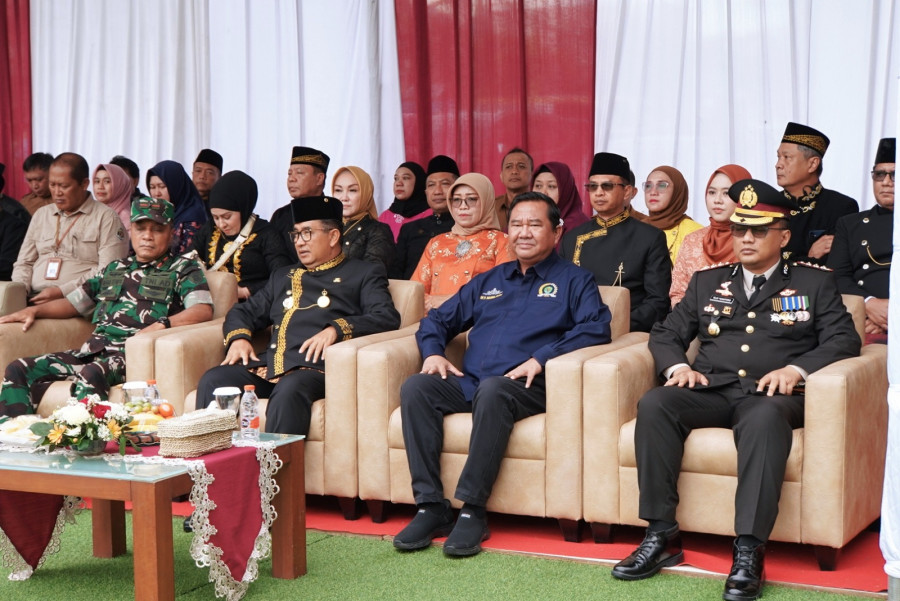 Wakil Ketua DPRD Kaltim Ekti Imanuel dan Sekretaris DPRD, Norhayati US ikuti Upacara Hari Bakti Pekerjaan Umum ke-79 Tahun 2024 di Lapangan Kantor Dinas PUPR-PERA Kaltim, Selasa (3/11) pagi. (Dok.humasdprdkaltim)