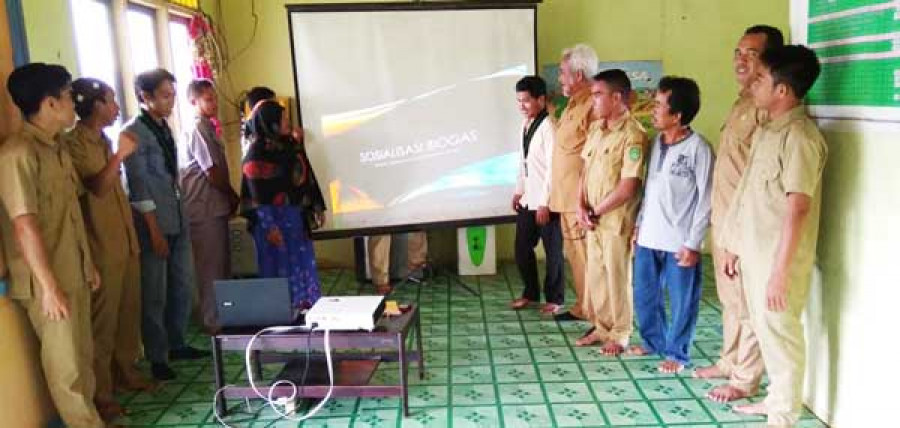 Sosialisasi pemamfaatan biogas sebagai bahan bakar alternatif di kantor desa Sebelimbingan Kota Bangun