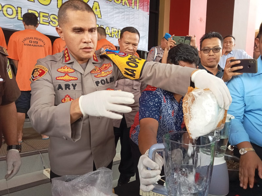 Kapolresta Samarinda Kombes Pol Ary Fadli saat menuangkan sabu ke dalam blender untuk dimusnahkan, Selasa (11/7/2023) hari ini. (Foto:Nancy/korankaltim.com)