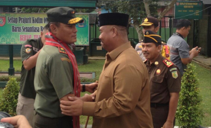 Komandan Korem 091/ASN Kolonel Inf Widi Prasetijono disambut langsung oleh Plt Bupati Kutai Kartanegara (Kukar) Edi Damansyah, Dandim 0906/TGR Letkol Czi Bayu Kurniawan dan Kepala Kejari Kukar, Kasmin dan Kapolres Kukar yang diwakili Kabag Ops Kompol Andi