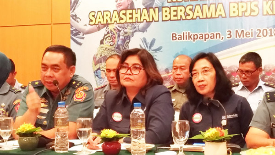 SARASEHAN: Dirkes Ditjen Kuathan Kementerian Pertahanan Laksma TNI dr. Arie Zakaria, Sp.Ot, Direktur Perluasan dan Pelayanan Peserta BPJS Kesehatan Andayani Budi Lestari (tengah) dan Deputi Direksi Wilayah Kaltimseltengra Ni MAS Ratna Sudewi (kanan).