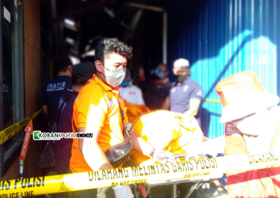 Jasad Muhammad Fadillah (31) saat dievakuasi dari bangsalnya, oleh relawan Inafis Polresta Samarinda bersama PMI Jumat (4/4/2022) sore tadi. (Foto: Nancy/korankaltim.com)