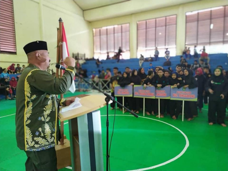 Edi memberikan semangat kepada seluruh peserta Bupati Cup Pencak Silat di kompleks stadion Rondong Demang, Kamis (27/6/2019) pagi. (Ist)