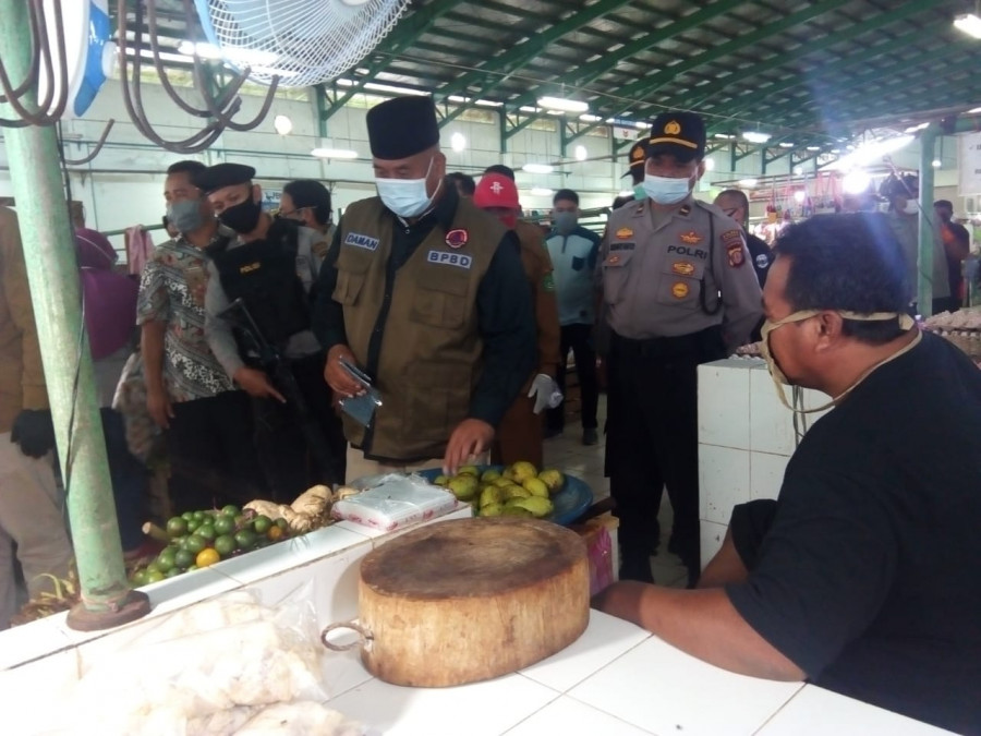Bupati Kukar Edi Damansyah saat melakukan kunjungan ke pasar Gerbang Dayaku, Mangkurawang pada Selasa (9/6/2029). (Foto: Reza Fahlevi)