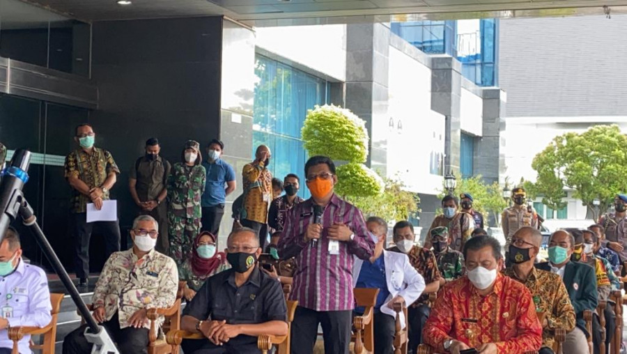 Sekdaprov Kaltim, Muhammad Sabani menjelaskan alasannya tak bisa jadi penerima vaksin pertama di Kaltim (Foto: permata/korankaltim.com)
