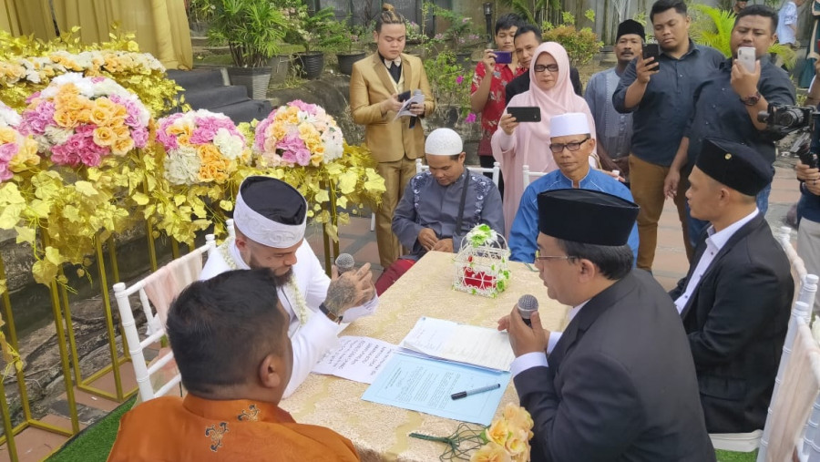 Diego Michiels saat mengucapkan ijab kabul guna mempersunting perempuan asal Samarinda (Foto: Permata/KoranKaltim.Com)