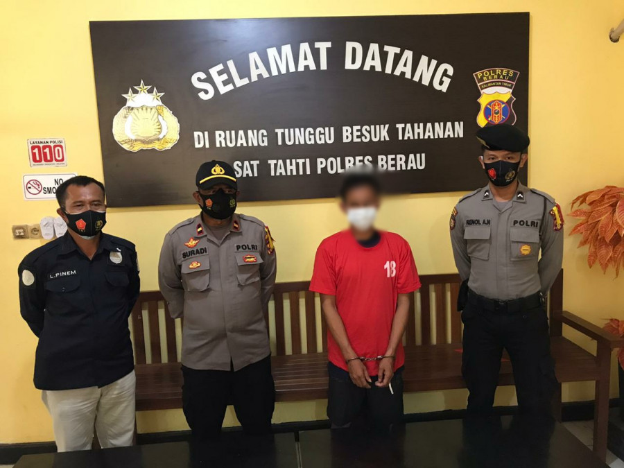 pelaku di tengah gunakan baju tahanan bersama Kapolres Berau dan Kaur Humas Polres Berau di Mapolres Berau. (Foto: Istimewa)