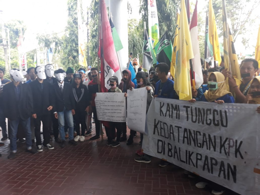 Kelompok Cipayung Balikpapan saat berunjuk rasa di depan Gedung DPRD Balikpapan. (Yudi Hadi/KoranKaltim.Com)