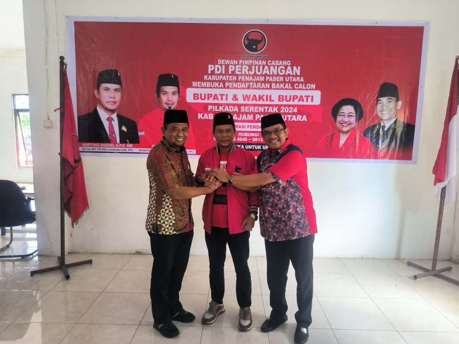 Ketua PDIP PPU Hartono Basuki diapit dua bakal calon bupati dan wakil bupati, Hamdam dan Ahmad Basir. (Erwin/Korankaltim.com)