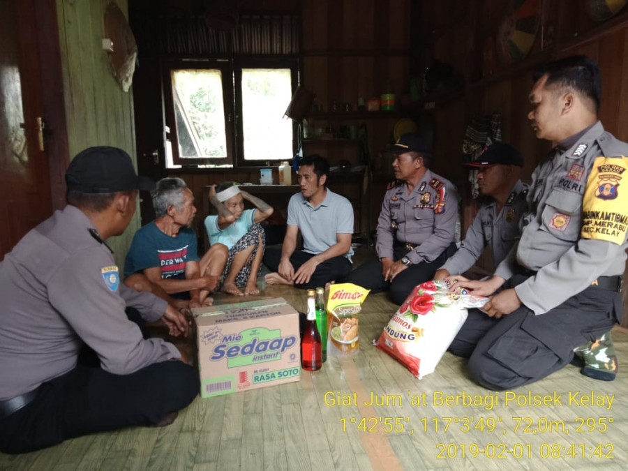 Kapolsek Kelay bersama Kepala kampung saat mengunjungi warga tidak mampu.