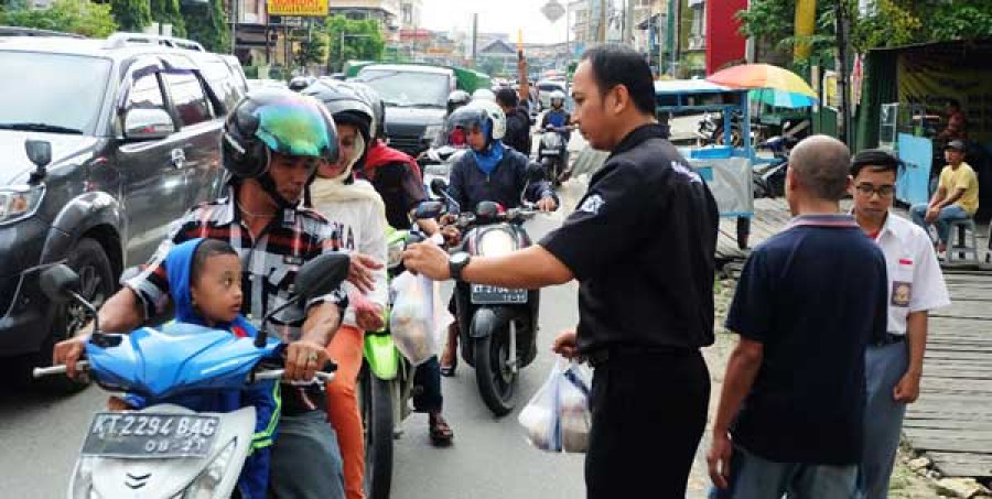 BERBAGI TAKJIL : Kegiatan pembagian takjil yang dilakukan oleh manajemen Hotel Grand Kartika di Jl KH Khalid Samarinda.