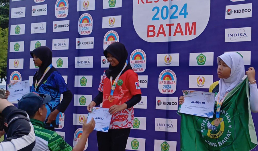 Arsy saat menerima penghargaan dan medali di Kejurnas Batam.(Dok DBON Kaltim)