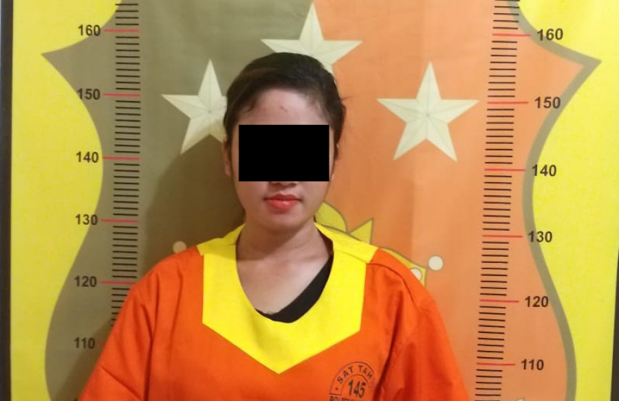 Tersangka pengedar Sabu, Cecilia ( Foto: Yudi )