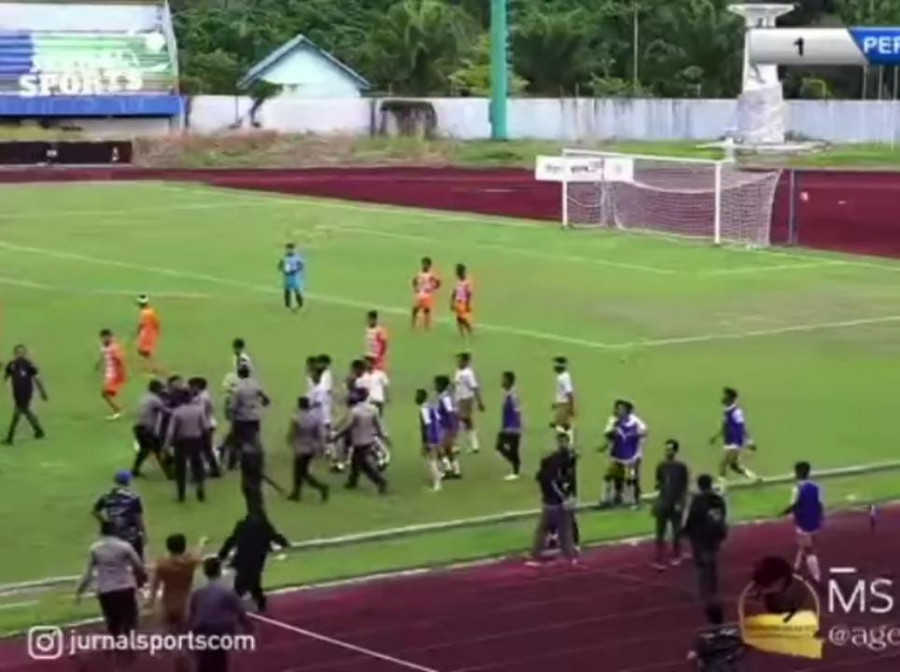 Tangkapan layar kericuhan yang mewarnai laga final Lig 3 Zona Kaltim antara Persisam United menghadapi Bontang City sore kemarin di Stadion Kudungga, Kutai Timur. (ist)