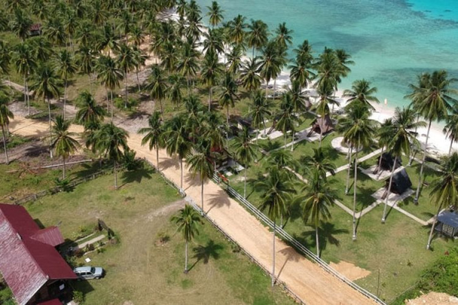 Satu dari beberapa obyek wisata di Teluk Sumbang yang akses jalannya sedang diperbaiki Pemerintah Kabupaten Berau. (travel.com)