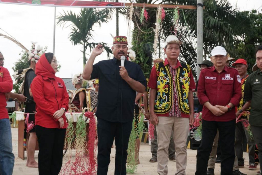 Bupati Kukar Edi Damansyah meresmikan Jembatan Tukung Ritan. (Foto: prokom)