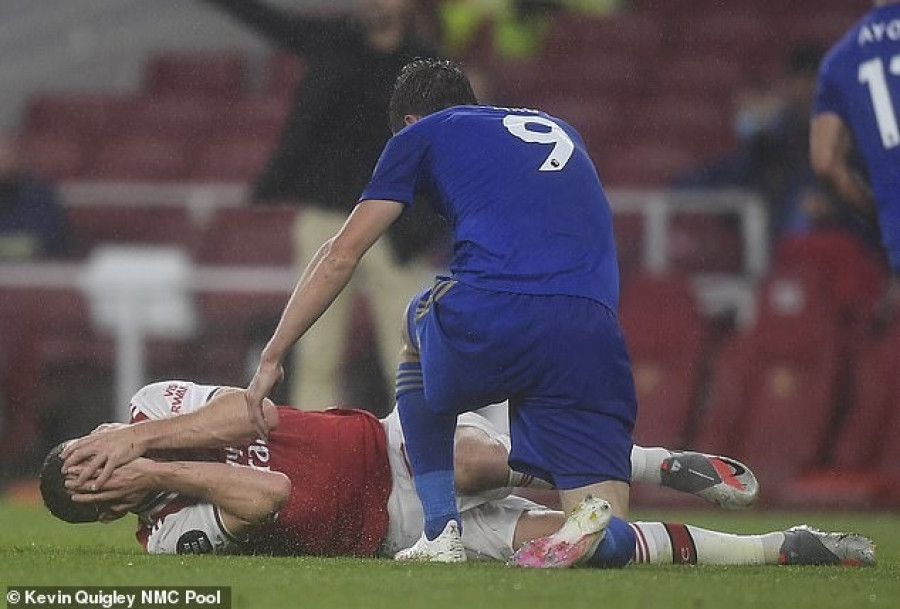 Momen setelah bek Arsenal Skhodran Mustafi wajahnya kena tendangan kaki Jamie Vardy pada pertandingan di Etihadi Stadium. (dailymail)