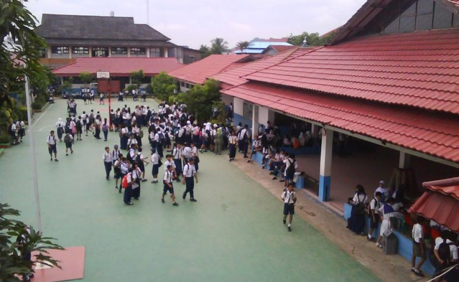 Guru SMPN 6 Samarinda memutuskan melakukan tes kembali untuk siswa baru yang telah diterima di sekolah itu guna mengukur kemampuan siswa. ( Foto: Permata S Rahayu )