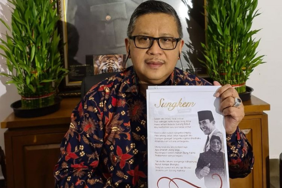 Hasto Kristiyanto menunjukkan lirik lagu yang diciptakan Didi Kempot untuk mantan Presiden RI Soekarno. (kompas.com)