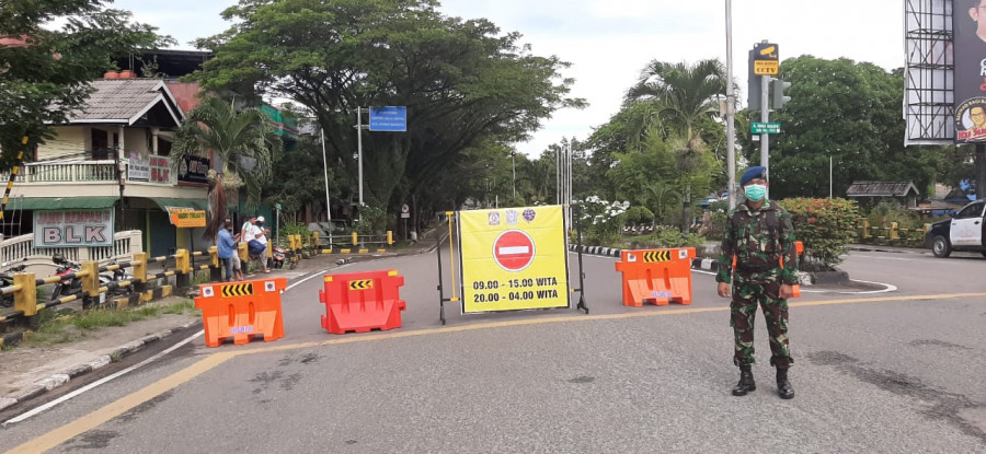Petugas saat berjaga di kawasan Jalan Ruhui Rahayu titik simpang Dome Balikpapan (Foto: Yudi/korankaltimcom))