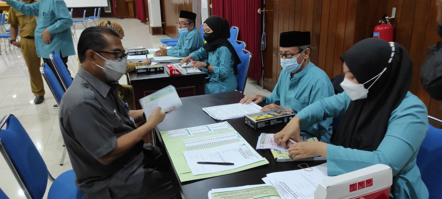 PJ Sekda Balikpapan Muhaimin membayarkan zakat fitrah di Aula Pemkot Balikpapan Senin (25/4/2022) (Laeko-KoranKaltim)