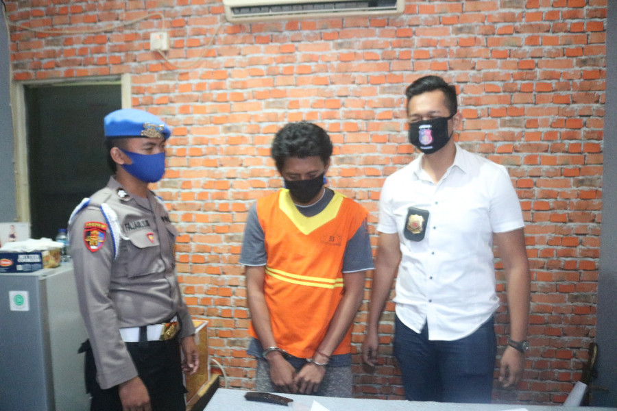 Pelaku saat menjalani pemeriksaan di ruang Jatanras Polresta Balikpapan (yudi)