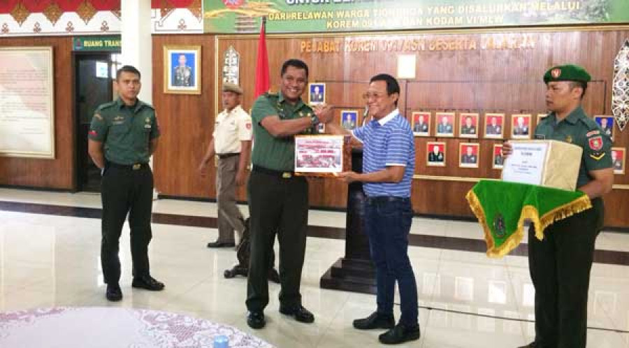 Kasrem 091/ASN Kolonel Inf Ruslan Efendi menerima dana bantuan dari Relawan Tionghoa Samarinda di Hall Makorem, Jalan Gajah Mada.