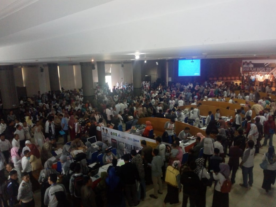 Ribuan masyarakat bayar pajak masal di gedung serbaguna, Bukit Pelangi Kutai Timur.