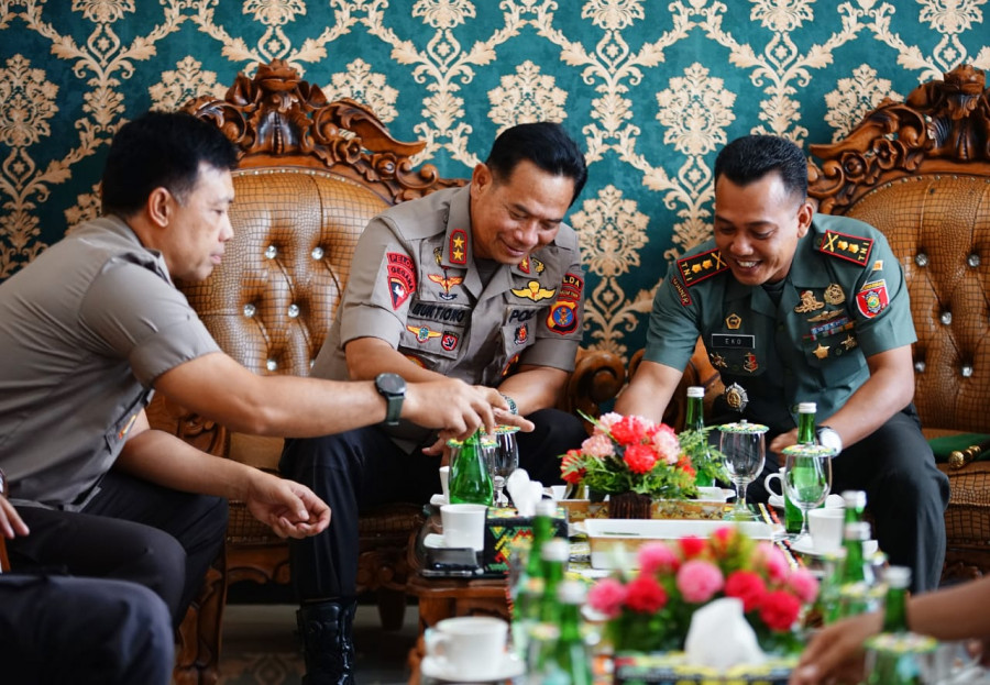 Kapolda Kaltim Irjen Pol Drs Muktiono, SH,MH bersama Dandim 0908/Bontang bersenda gurau di sela kunjungannya tadi (Kami, 13/2/2020) di Kodim 0908/Bontang. ( Foto: Olis/korankaltimcom)