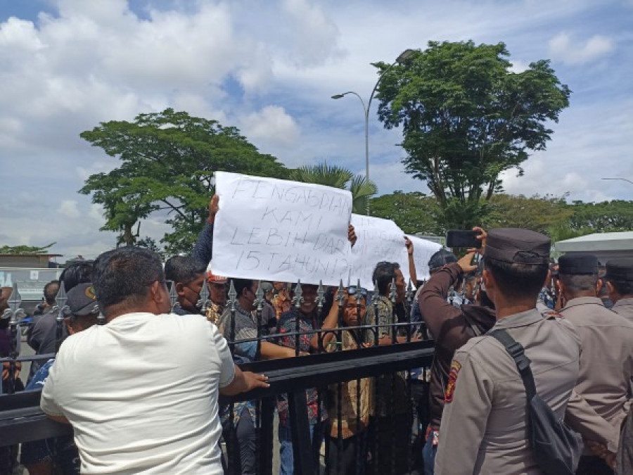 Aksi unjuk rasa pegawai non honorer yang berlangsung di Kantor Gubernur Kaltim kemarin. (dokkorankaltim)