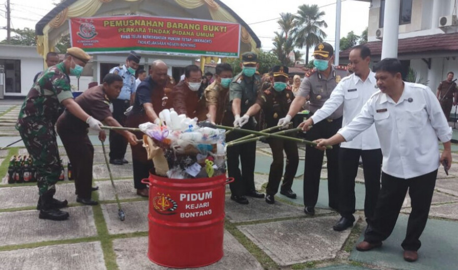 Kajari Bontang bersama Forkopimda, bersama-sama Selasa pagi tadi (4/9/2018), memusnahkan barang bukti perkara tindak pidana umum, yang telah inkracht.