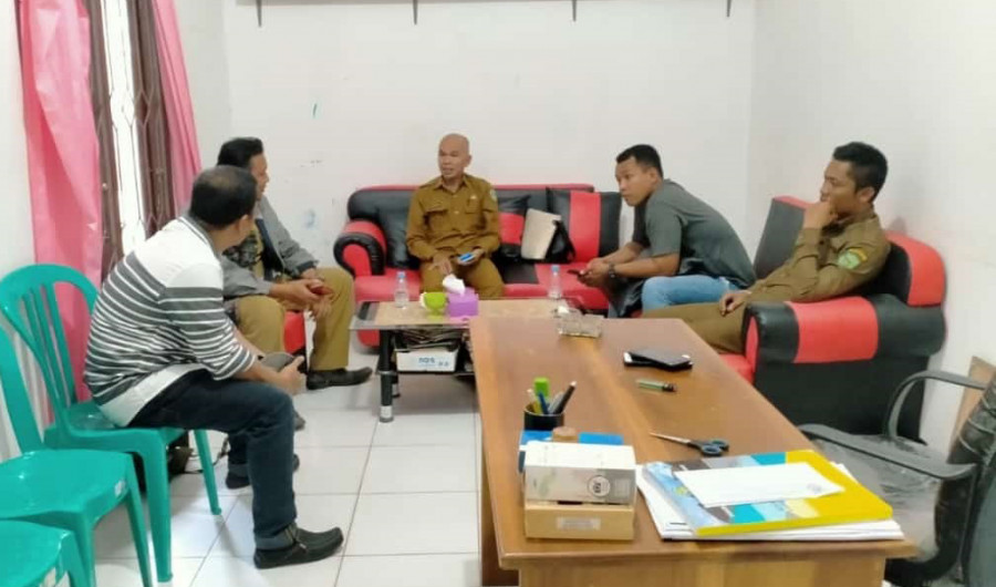 Kabid Kebersihan dan Persampahan Disperkimtan Kubar, Sabransyah (tengah) saat berdiskusi mengenai rencana pembangunan pengolahan sampah 3R bersama pengurus kampung Sumber Sari. (Foto : Istimewa/KoranKaltim.Com)